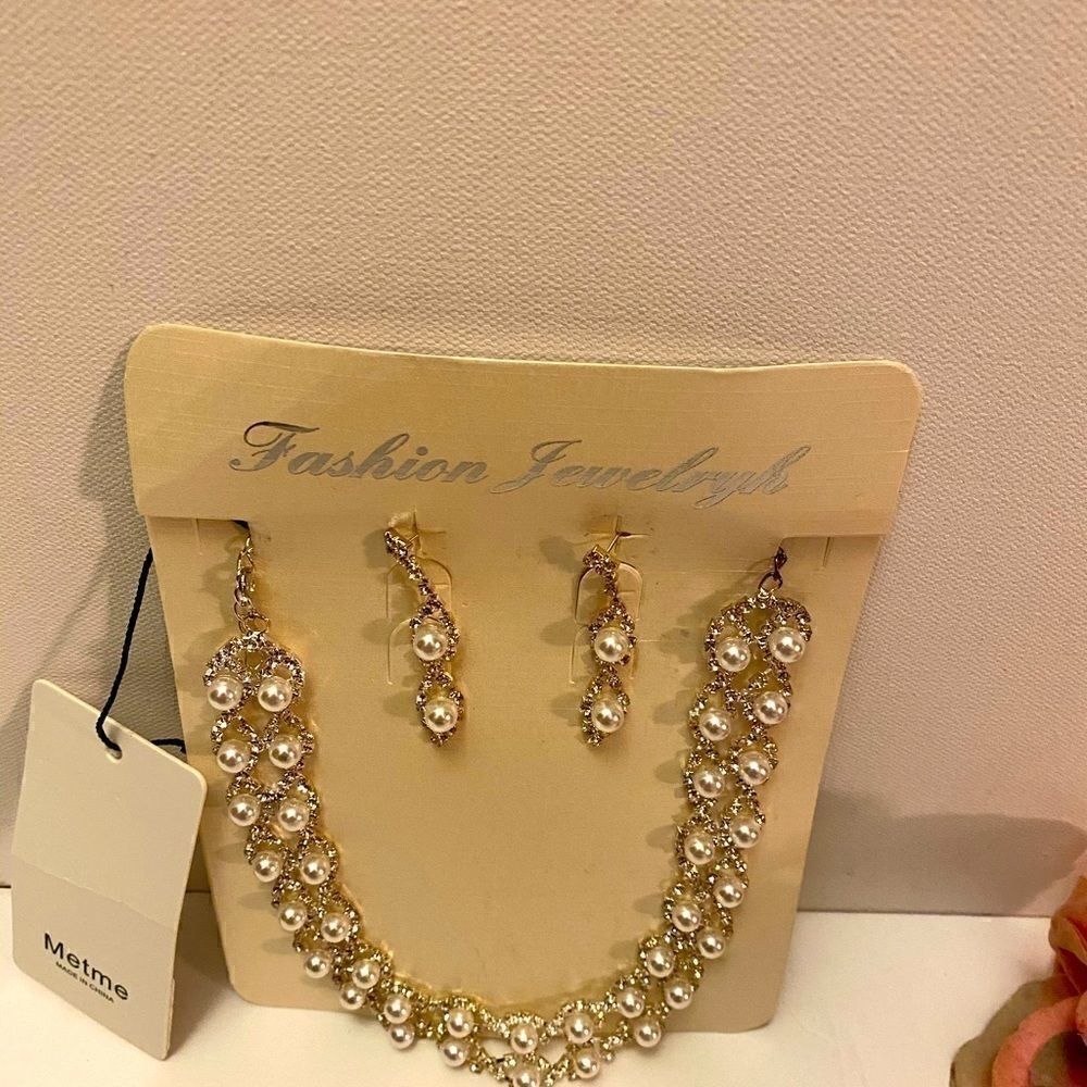 Metme  women’s Crystal Rhinestones Earrings sets